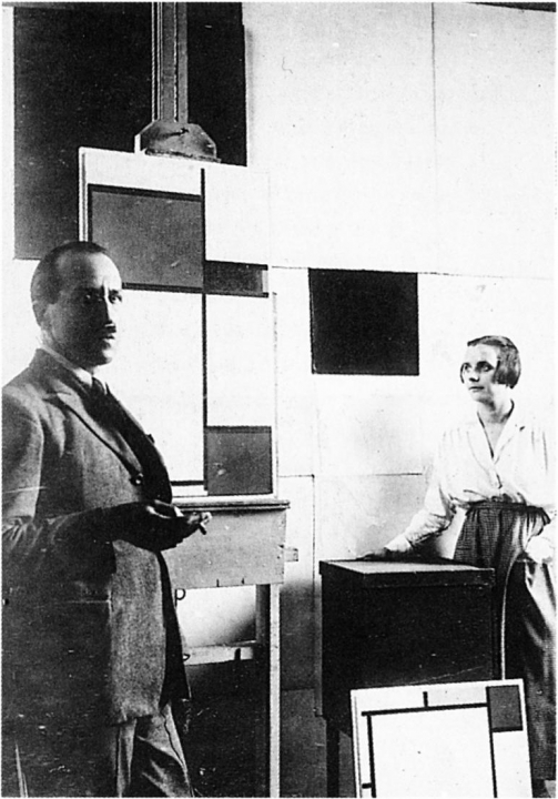 Piet Mondriaan in zijn atelier in Parijs met rechts Nelly van Doesburg. Amsterdam, privéverzameling.