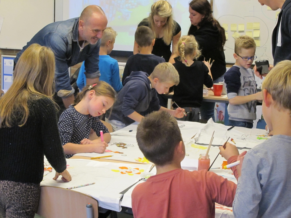 Paul Klemann geeft een workshop dromen op kussenslopen schilderen aan groep 4