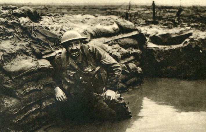 In België rust een Britse soldaat uit in een met water gevulde loopgraaf. Uit opgravingen blijkt dat de soldaten er alles aan deden om hun voeten droog te houden en niet ten prooi te vallen aan ‘loopgravenvoet’, een aandoening die alleen al onder Britse soldaten 75.000 levens eiste.