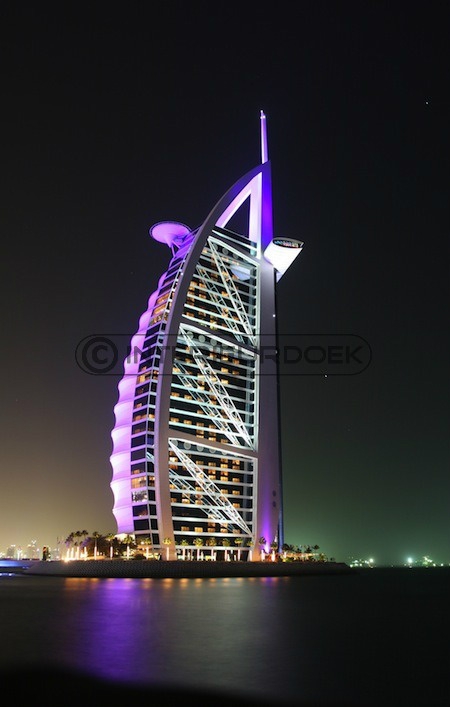Dit is een van de duurste hotels ter wereld, het staat in Dubai. De goedkoopste kamer is 4000 euro, en de duurste 16000 euro . Dat is dan voor een nachtje.