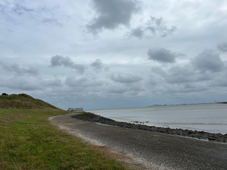 De zee bij Den Hoorn op Texel met de boot op de achtergrond.