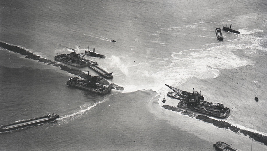 Het laatste stuk van de dijk moest worden gedicht.