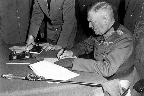 Alfred Jodl tekent de onvoorwaardelijke overgave van Duitsland (8 mei 1945)