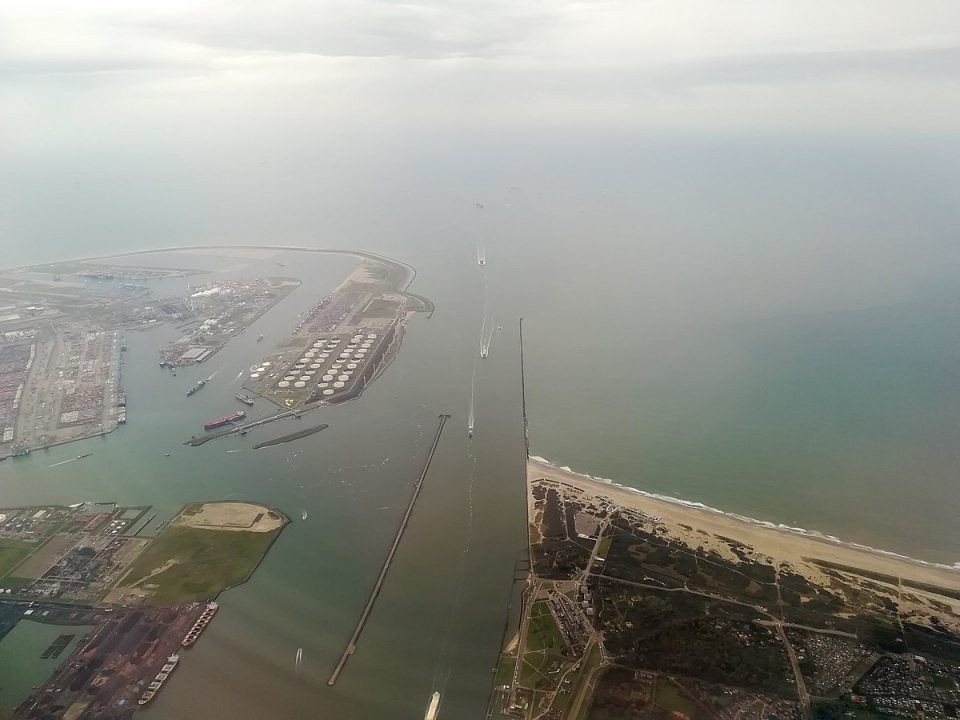 Maasvlakte, de Maas wordt afgevoerd naar zee.