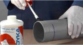 PVC lijm aanbrengen aan de buis