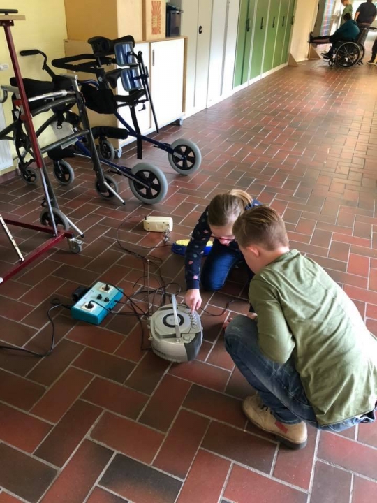 Leerlingen ontdekken de radio en mixer met knoppen.