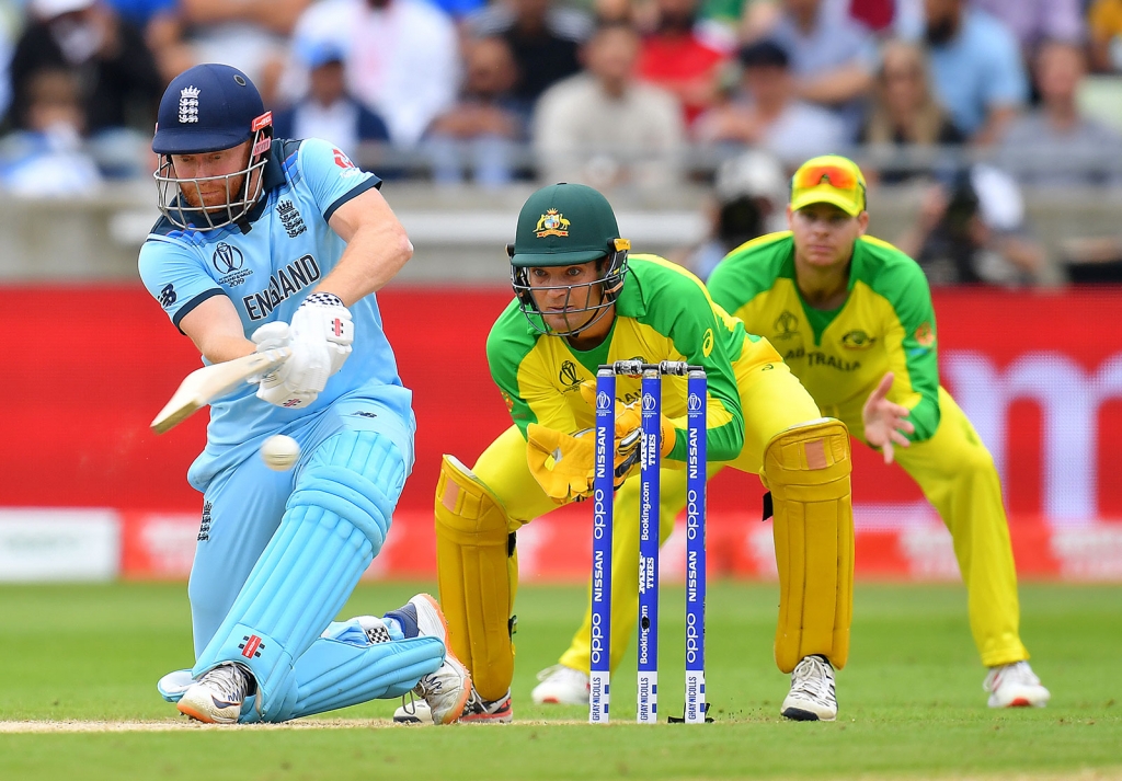 Cricket is een balsport waarbij twee teams de meeste punten moeten scoren door elkaars "wickets" om te gooien. Een "wicket" is zo'n houten opstelling achter de man met de knuppel