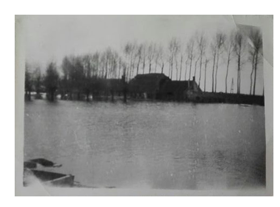 Dit was de boerderij tegenover die van mevrouw van Gils. Het lijkt of de boerderij midden in een meer stond.