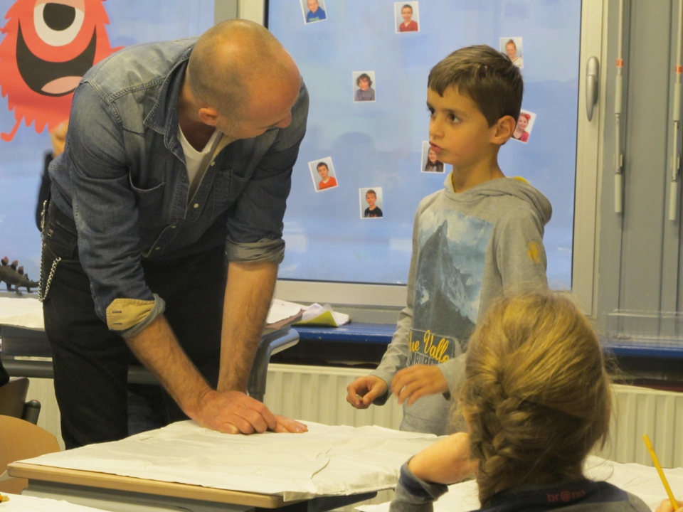 Paul Klemann geeft een workshop dromen op kussenslopen schilderen aan groep 4