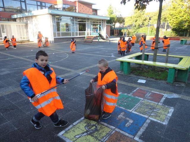 Opruimactie op het schoolplein