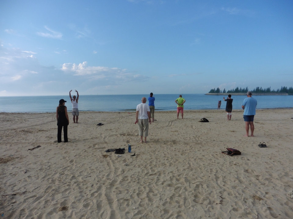 Morning practice: om 7:00 uur op het strand Lift Qi Up