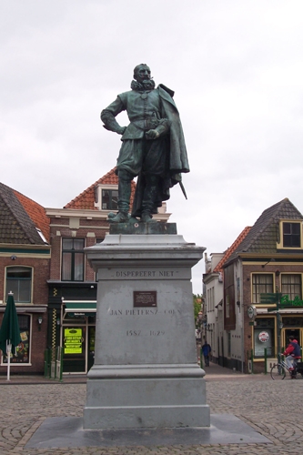Een standbeeld van Jan Pieterszoon Coen
