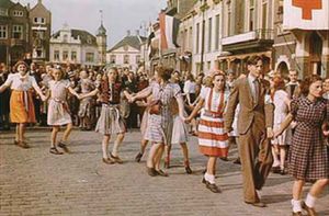 Feest in Eindhoven na de bevrijding