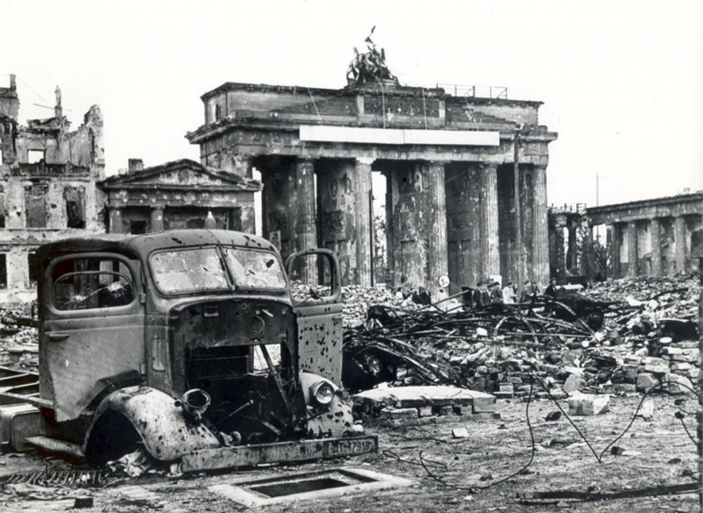 De Brandenburger Tor, Berlijn 1945.