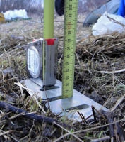 Het meten van het waterpeil doe je bijvoorbeeld met een vlotter en een meetlint.
