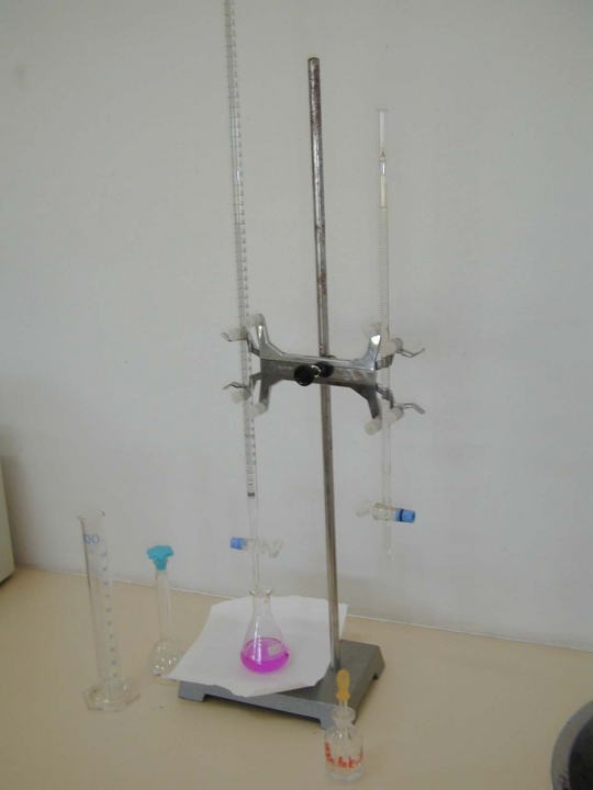 Titratieopstelling in laboratorium