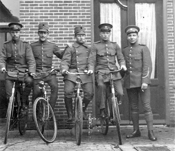 Nederlandse militairen tijdens de mobilisatie. 