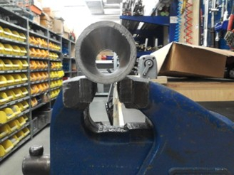 Zo span je de PVC leiding in de bankschroef voor het zagen en het vijlen