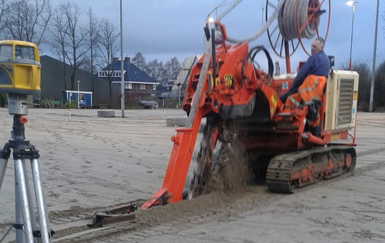 Drainage leggen met een speciale machine