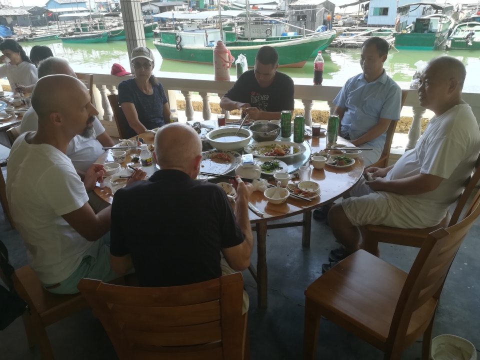 Uitje naar visrestaurant in een vissershaven