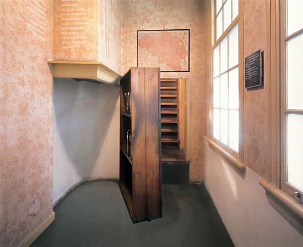 Op 6 juli 1942 moet Anne Frank samen met haar familie onderduiken in het achterhuis van Opekta, het kantoor van haar vader Otto Frank. In de maanden voor de onderduik is de schuilplaats zo onopvallend mogelijk voorbereid. De zolderruimte en de twee verdiepingen zijn ontruimd en bewoonbaar gemaakt. De deur die de ingang is naar het Achterhuis, is verstopt achter een boekenkast.