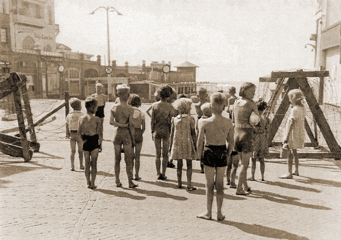 Je kijkt naar een groepje kinderen die niet kunnen begrijpen waarom ze niet langer op het strand kunnen spelen.