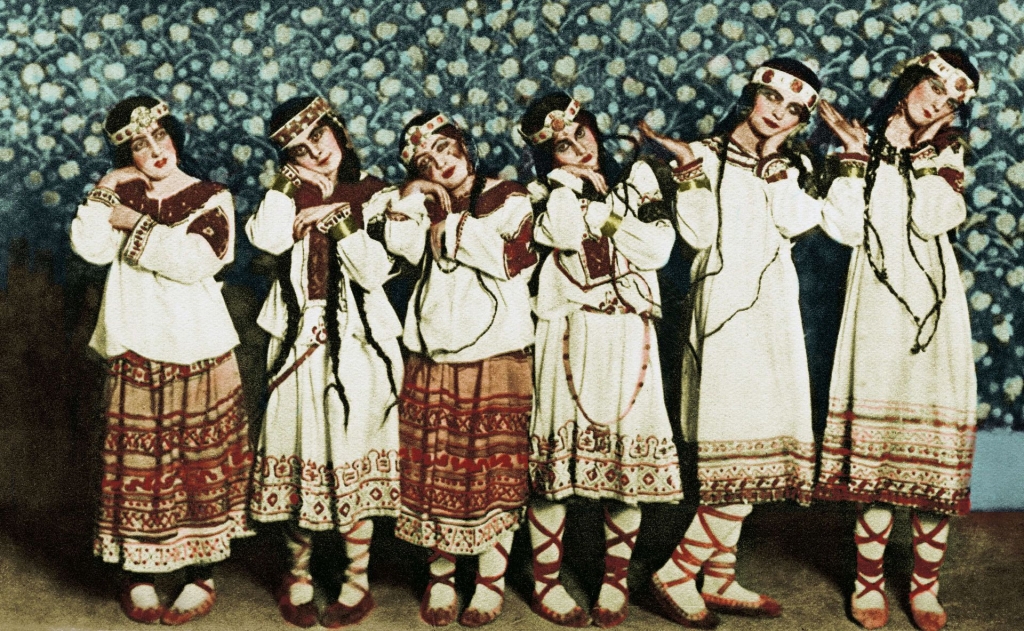 AFBEELDING 5: Ingekleurde foto van het ballet ‘Le Sacre du Printemps’ die Charles Gerschel in 1913 in het Théâtre des Champs-Élysées in Parijs maakte van Les Ballets Russes van Diaghilev