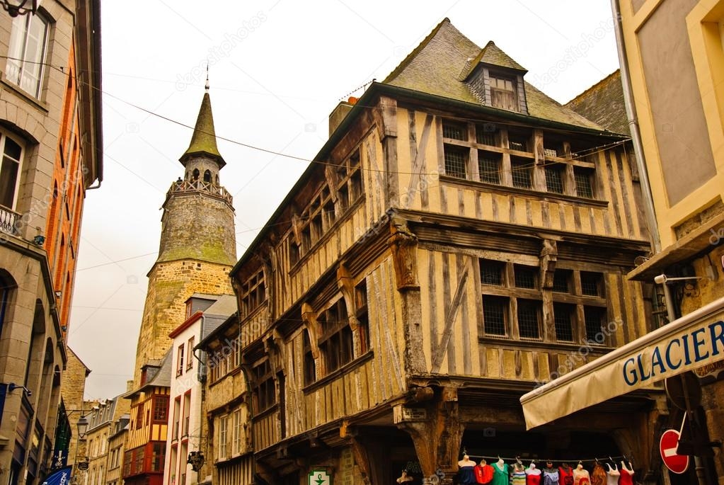 Middeleeuws houten huis in een straatje in Dinan, Frankrijk