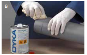 Het schoonmaken met pvc cleaner van de pvc buis