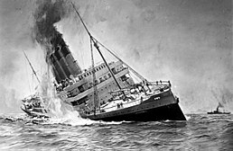 Bron 9: Amerikaans passagierschip de Lusitania wordt tot zinken gebracht.