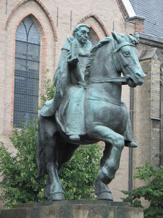 Beeld van Willibrord in Utrecht