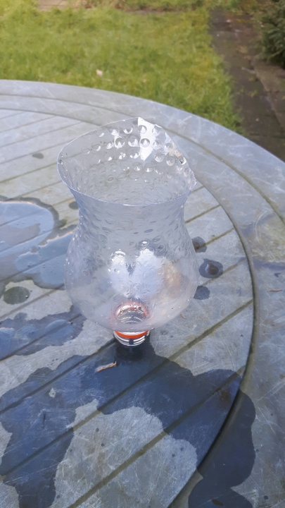 Als het goed is heb je nu een soort trechter gemaakt.