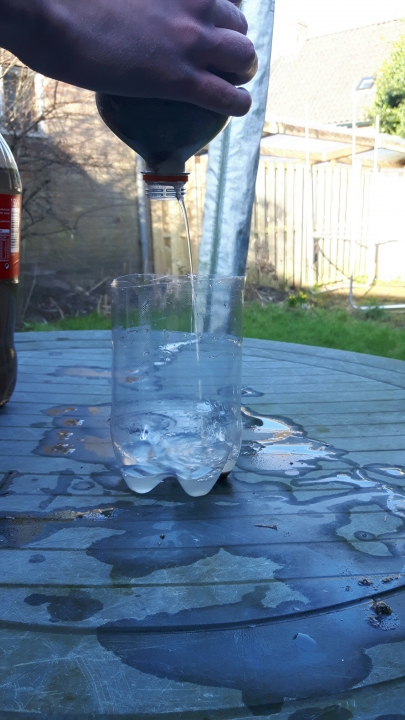 Stap 3: je ziet nu dat er schoon water in de fles komt.