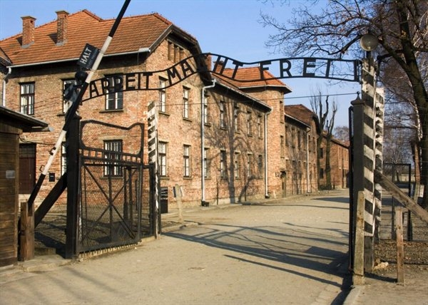 'Arbeit macht frei' was een spreuk die te zien was bij veel concentratiekampen. De spreuk hing namelijk boven de toegangspoort. Zo kon iedereen die voor het eerst in het kamp kwam de spreuk zien. De vertaling van de spreuk is letterlijk 'werken maakt vrij'. Toch werden de gevangenen niet vrijgelaten. Veel mensen werden vermoord en de mensen die bleven leven moesten heel hard werken. Meestal wel twaalf uur per dag. Het werk was vaak te zwaar en er was te weinig eten en drinken, zodat veel mensen alsnog dood gingen in het kamp. Alleen de allersterkste mensen bleven zo over.