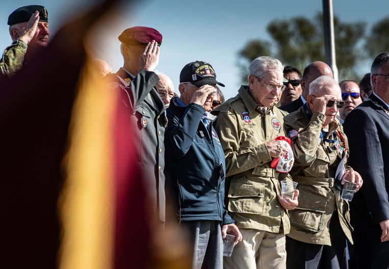 Veteranen die hun verloren kameraden herdenken