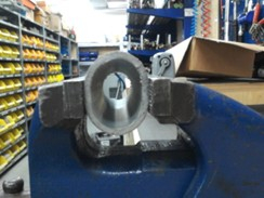 LET OP!! De PVC leiding nooit zo inspannen, de leiding kan gaan scheuren en ovaal worden zodat deze niet meer past