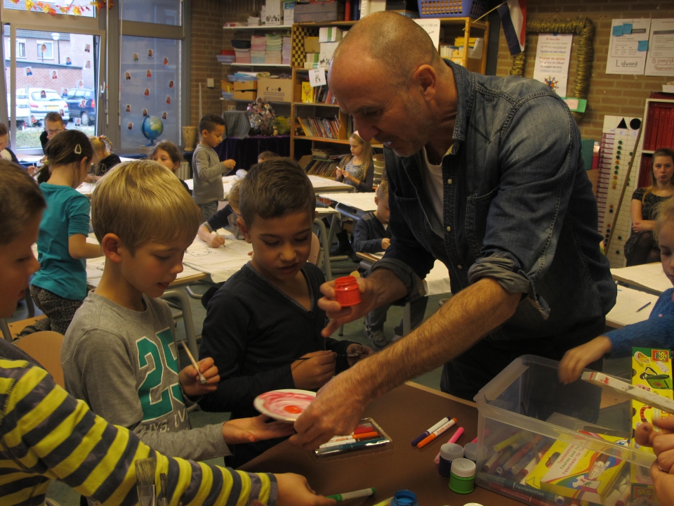 Paul Klemann geeft een workshop dromen op kussenslopen schilderen aan groep 4