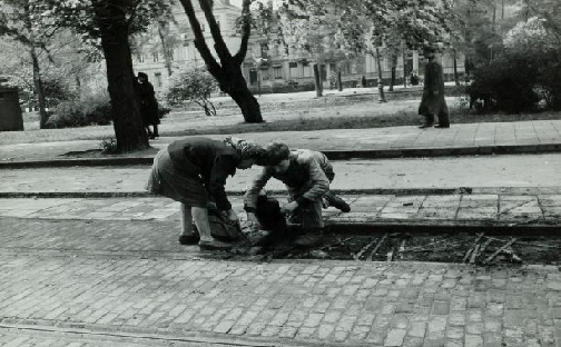 Bron 12 Kinderen roven houtblokken van tussen de tramrails.