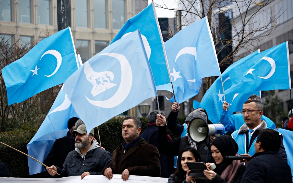 Oeigoeren met hun vlag