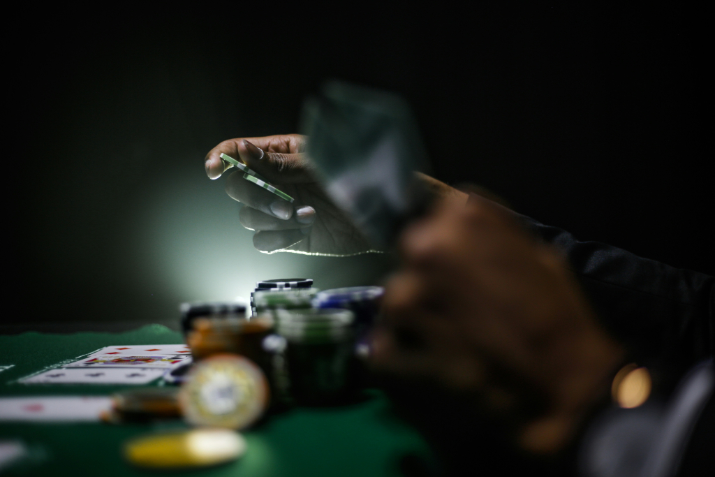 Bron: Constance, K. (2017, 1 september). selective focus photography of poker chips. Unsplash.