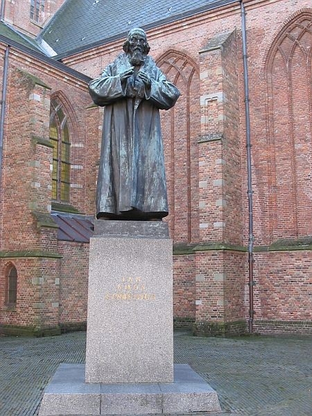 Standbeeld van Comenius in Naarden  (bron: www.tgooi.info)