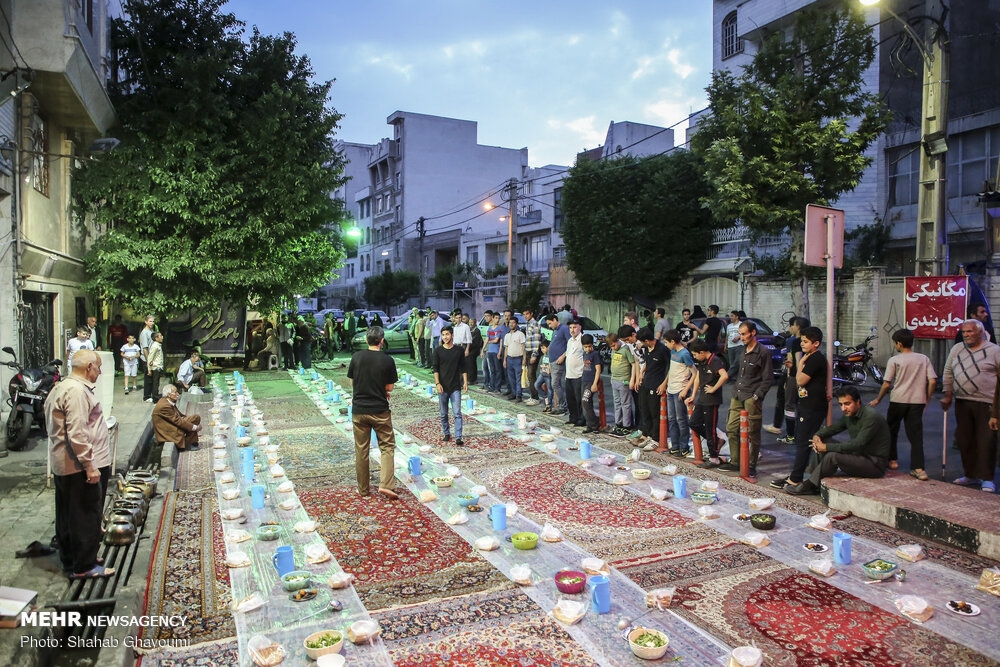Mensen zijn klaar voor de Iftar-maaltijd in Iran