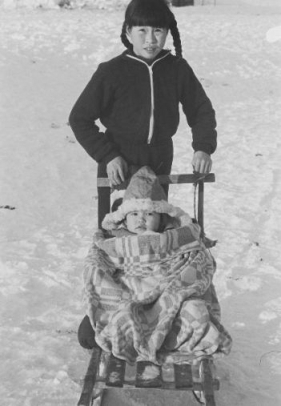 In Groenland spelen kinderen ook in de sneeuw. Foto: Gerti Nooter, collectie Museon