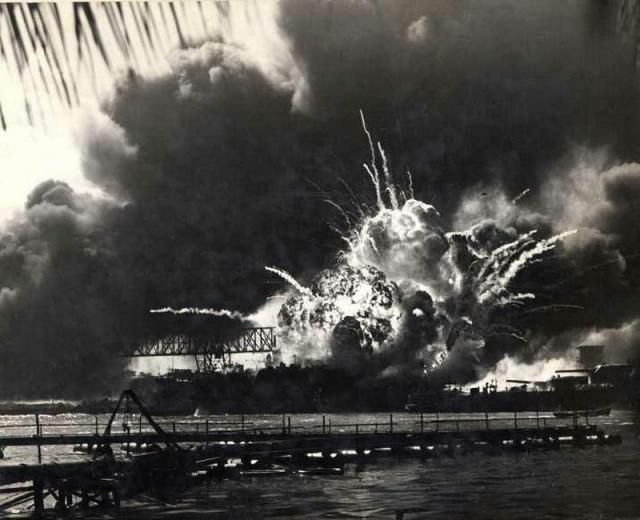 Een amerikaans slagschip ontploft bij de aanval op Pearl Harbor