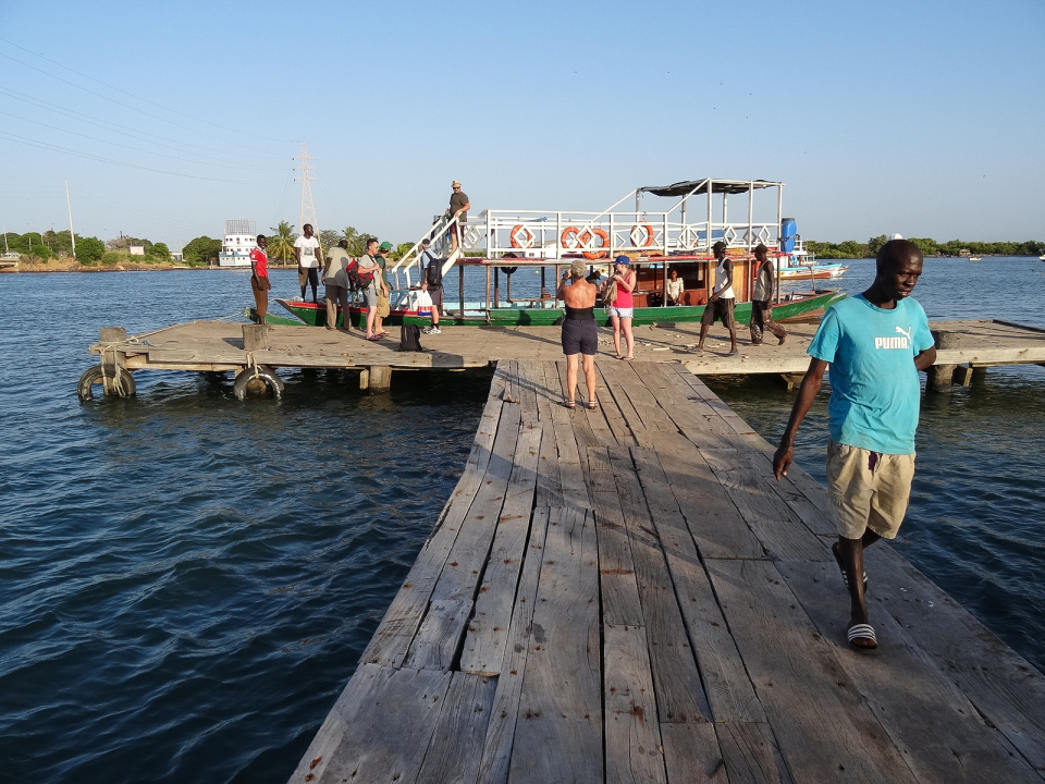 Toeristen komen terug van vistrip