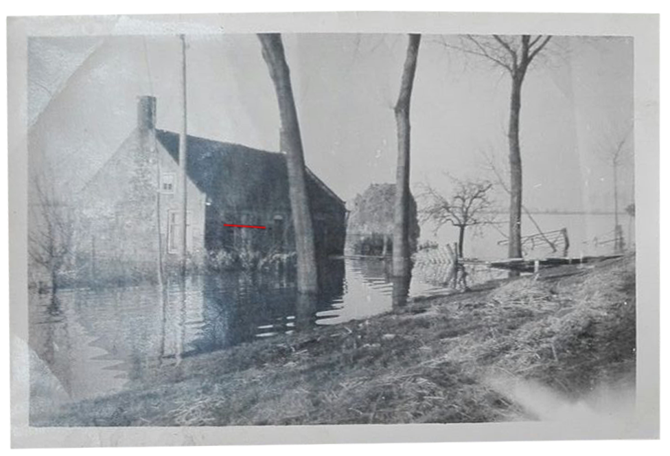 Dit is het huis van de buren van mevrouw van Gils. De rode streep geeft aan hoe hoog het water heeft gestaan.