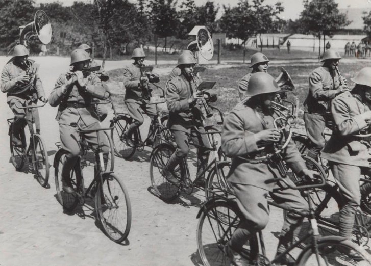 Nederlands militair orkest onderweg naar de Duitse grens