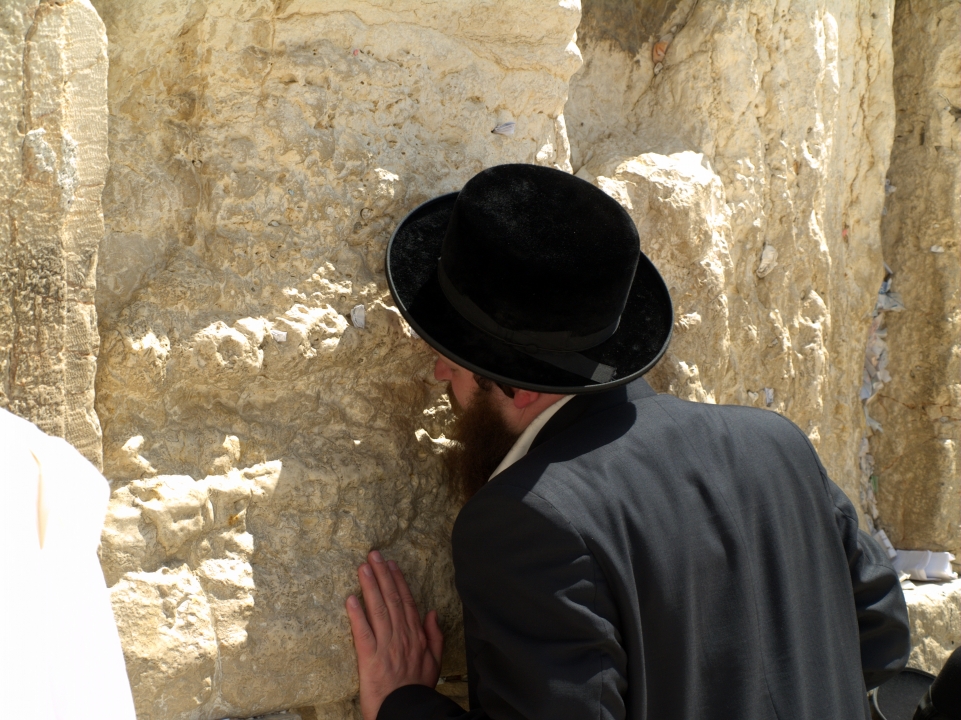 Een jood bidt voor de klaagmuur, het enige deel dat is overgebleven van de tempel