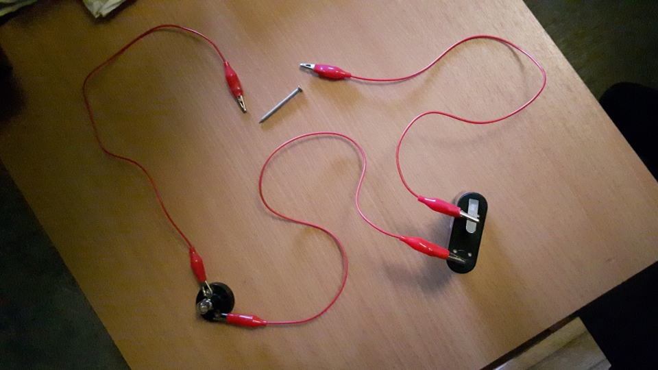 Verbind de spijker en kijk of het lampje gaat branden. Test ook de andere materialen. 1 voor 1. Niet tegelijk!!