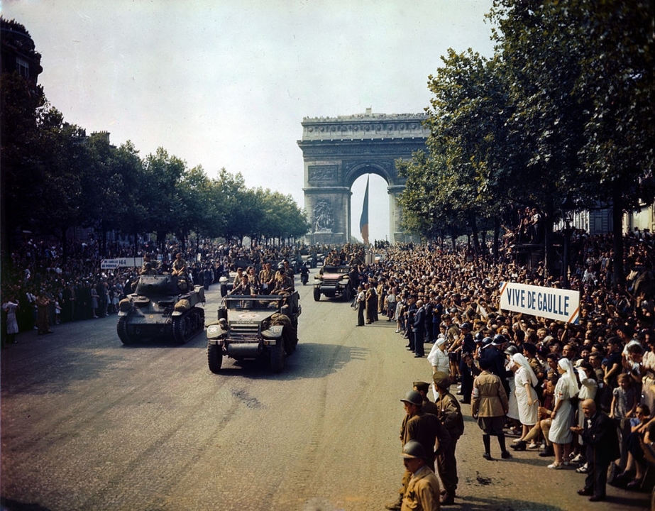 Geallieerden bij de Arc de Triomphe, Parijs (1944).